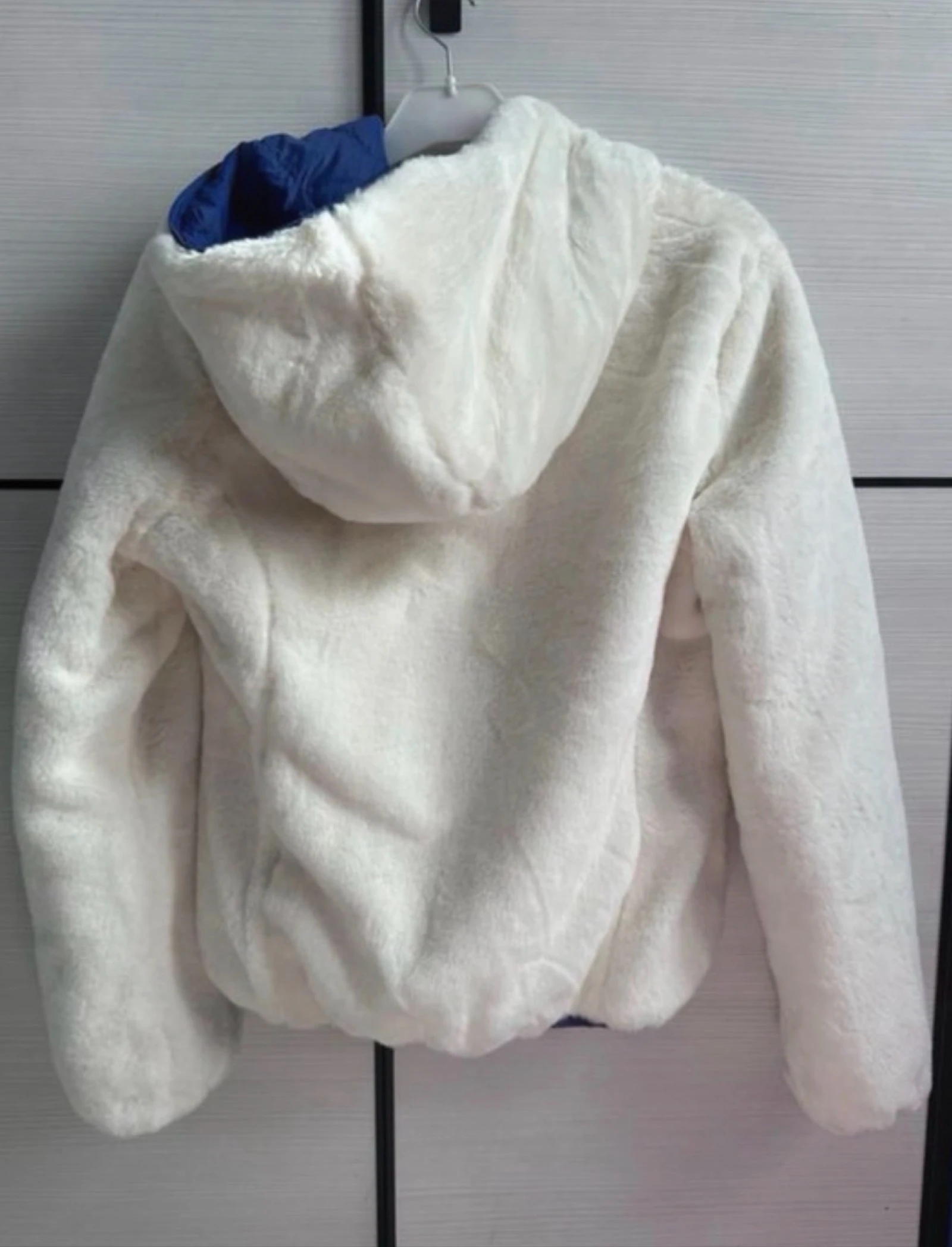 Jaqueta acolchoada reversível azul e pelo branco G – photo 5
